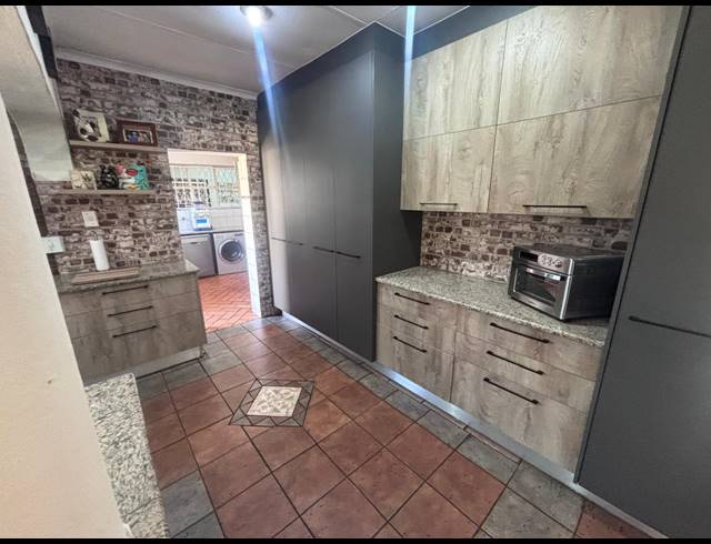 4 BEDROOM HOUSE FOR SALE IN PIERRE VAN RYNEVELD